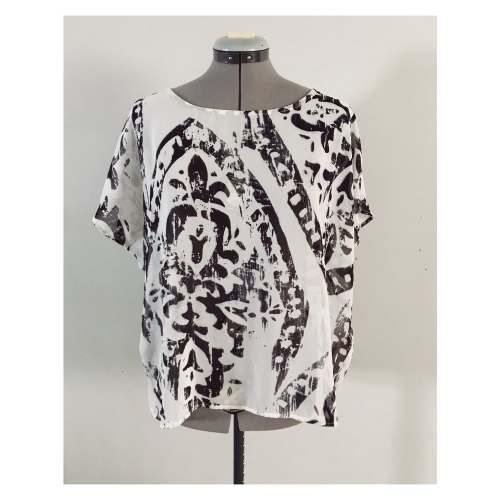 Chico's Sz 0 (8-10) Sheer Black and White Abstract Boxy Fit Top